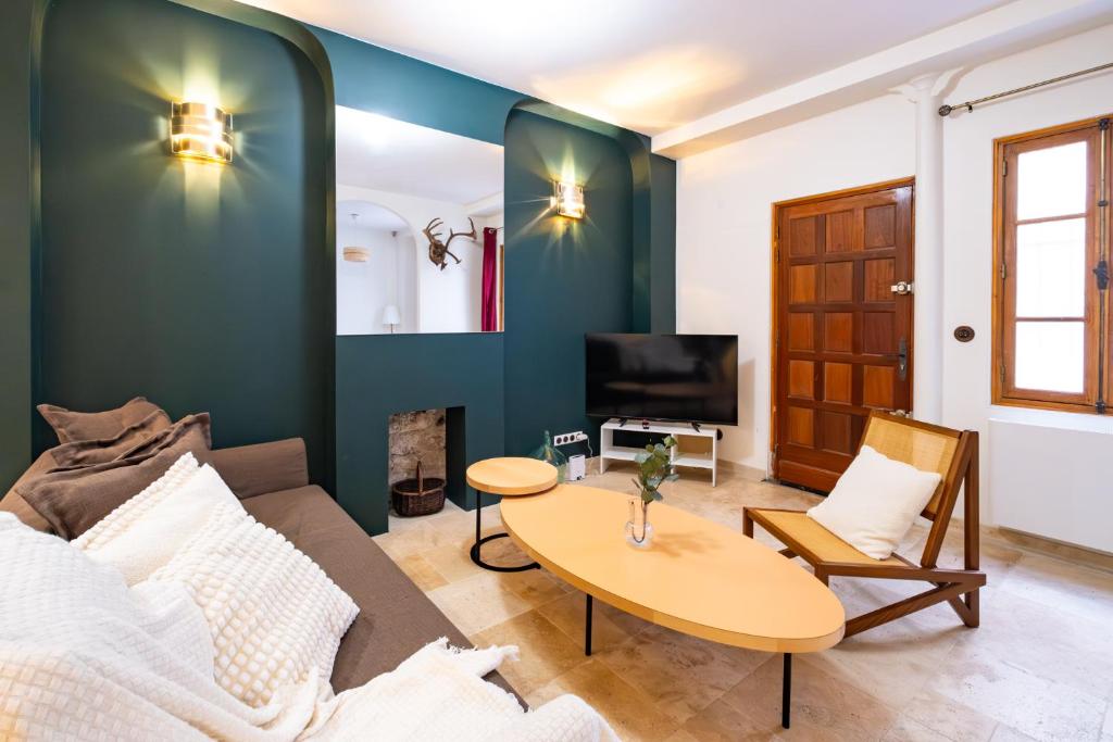 un salon avec un canapé et une table dans l'établissement Modern Place in Sacré-Coeur, à Paris