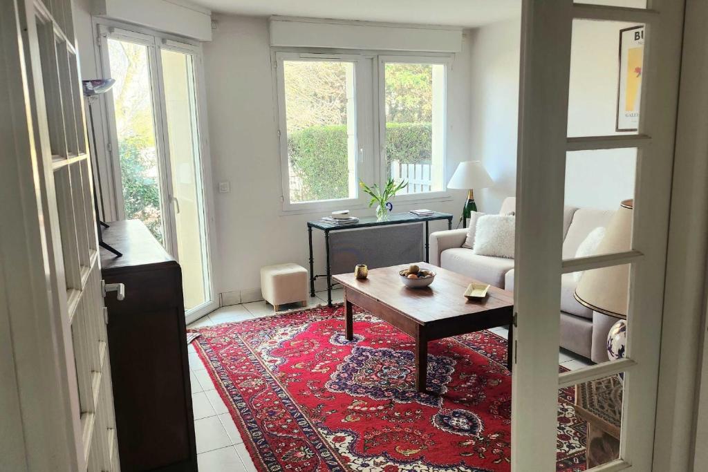 Ruang duduk di Nice T2 with garden and terrace in Tourgéville
