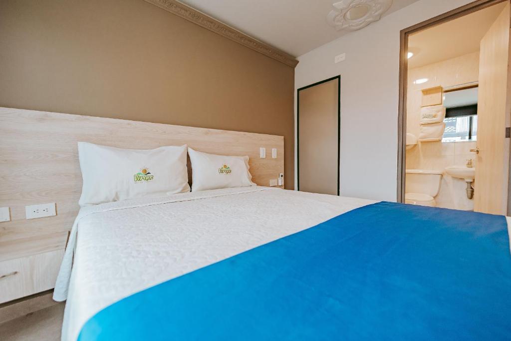 Postel nebo postele na pokoji v ubytování HOTEL VERANO