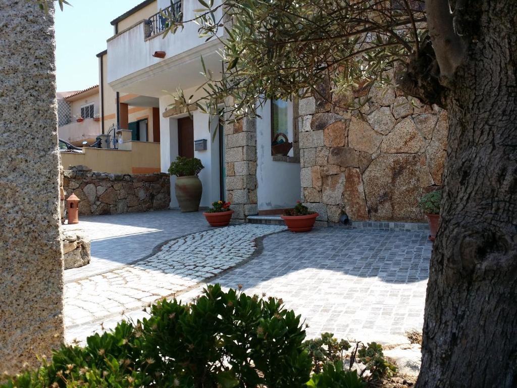 une passerelle en pierre devant un bâtiment dans l'établissement Bed & Breakfast Mare Isole, à La Maddalena