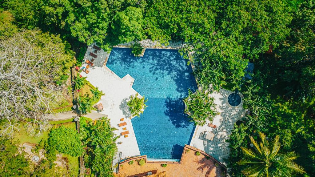 Bazén v ubytování Papagayo Golden Palms Beachfront Hotel nebo v jeho okolí