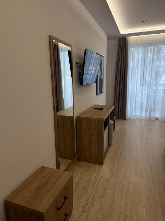TV a/nebo společenská místnost v ubytování Moonlight Hotel
