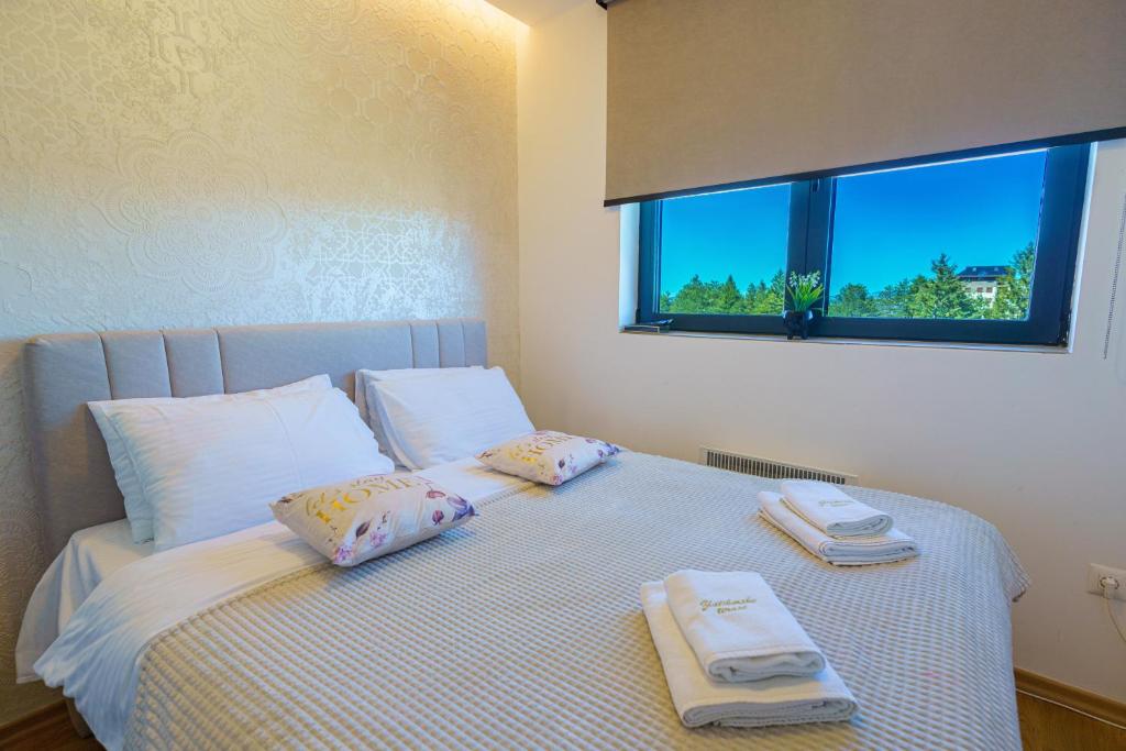 Postel nebo postele na pokoji v ubytování Zlatiborske terase Spa&Wellness