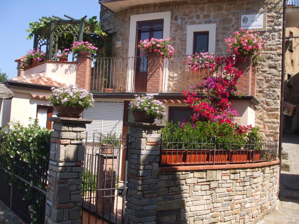 een bakstenen gebouw met bloembakken erop bij La Casa al Piccolo Borgo in Vallo della Lucania