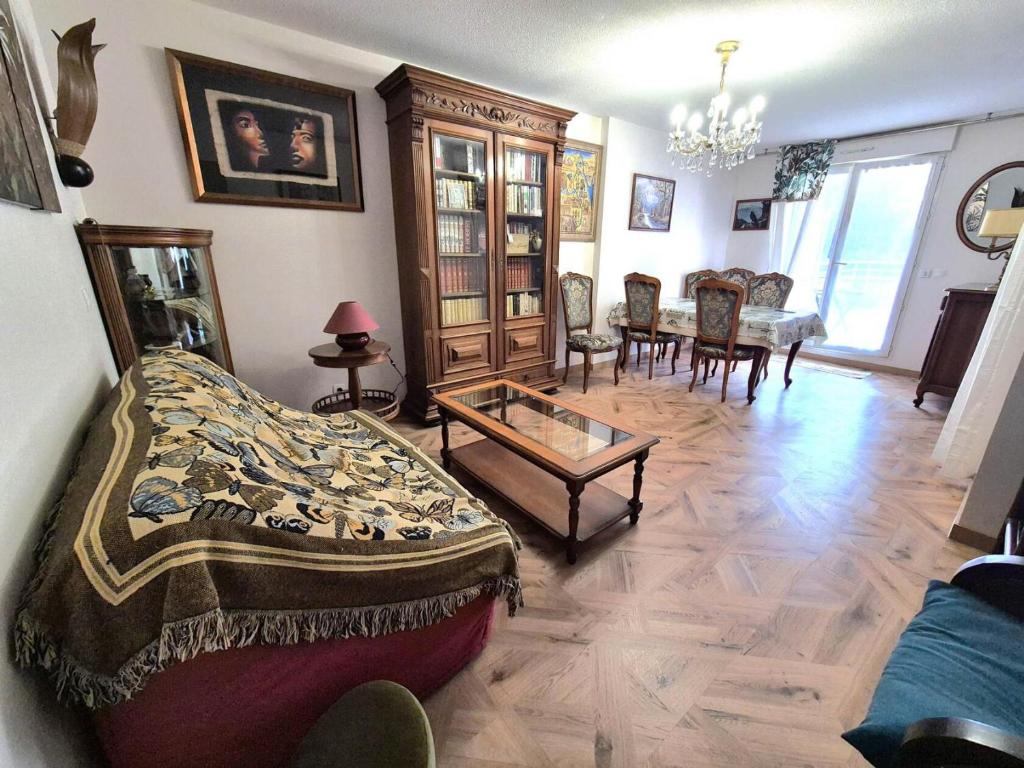 un salon avec un canapé et une table dans l'établissement Residence Les Sycomores - Spacieux logement avec sa grande terrasse de 50m² ! MAE-2661, à Aix-les-Bains