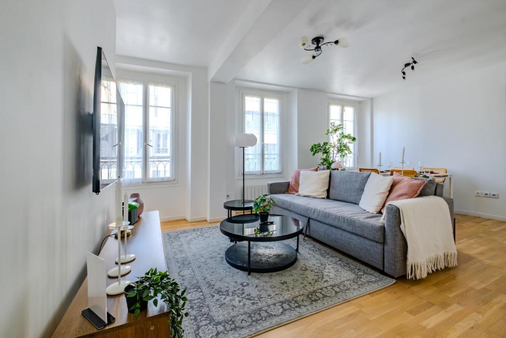 un salon avec un canapé et une table dans l'établissement Cosy Apt 6 Guests for Family, à Paris
