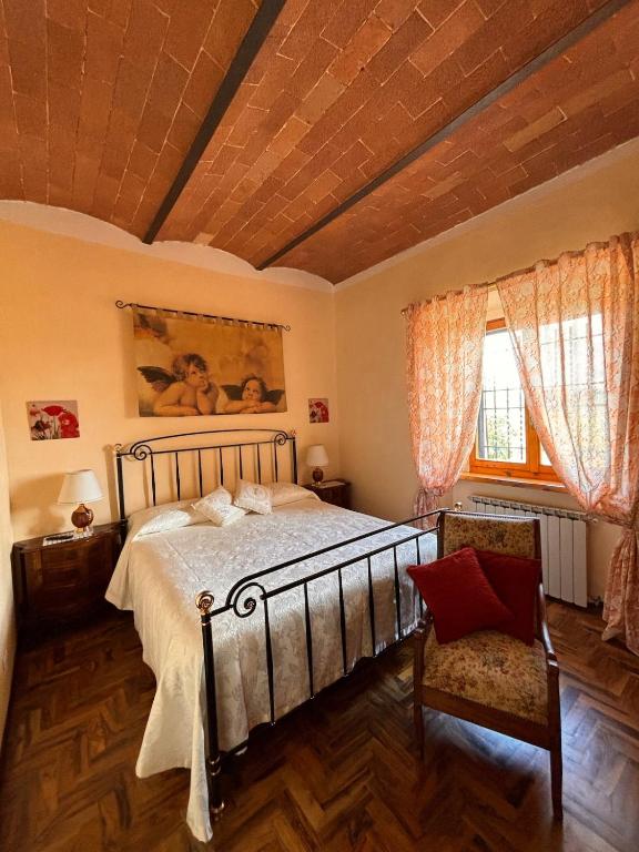 a bedroom with a bed and a wooden ceiling at Il ricordo del chianti in Castellina in Chianti