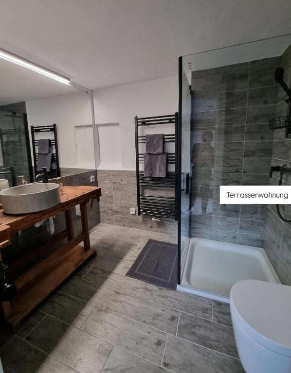 A bathroom at Ferienwohnung Tostner Burgblick