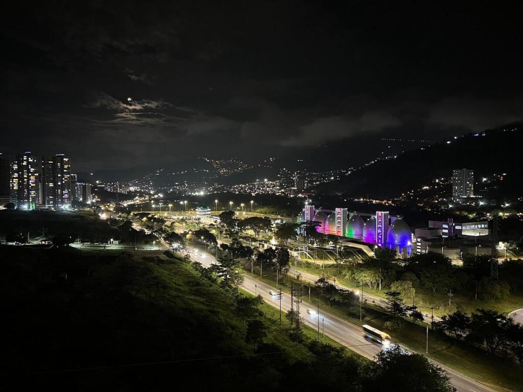 ベヨにあるApartamento a pasos del Metro y centro comercial - Vista - Parking - Gymの夜の街灯