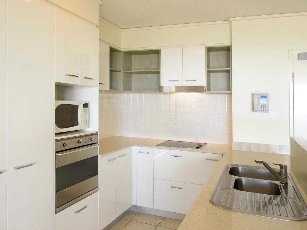 Kuchyň nebo kuchyňský kout v ubytování Oaks Sunshine Coast Seaforth Resort