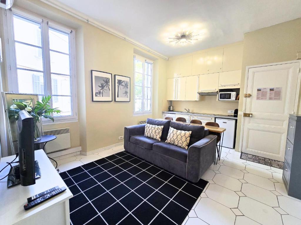 un salon avec un canapé et une cuisine dans l'établissement Forville Coeur de Cannes, à Cannes