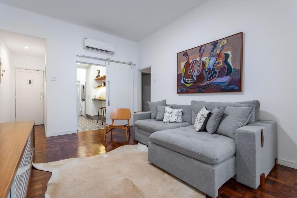 Hotel Apê charmoso em Copacabana com Ar, a living room with a couch and a table at Apê charmoso em Copacabana com Ar in Rio de Janeiro