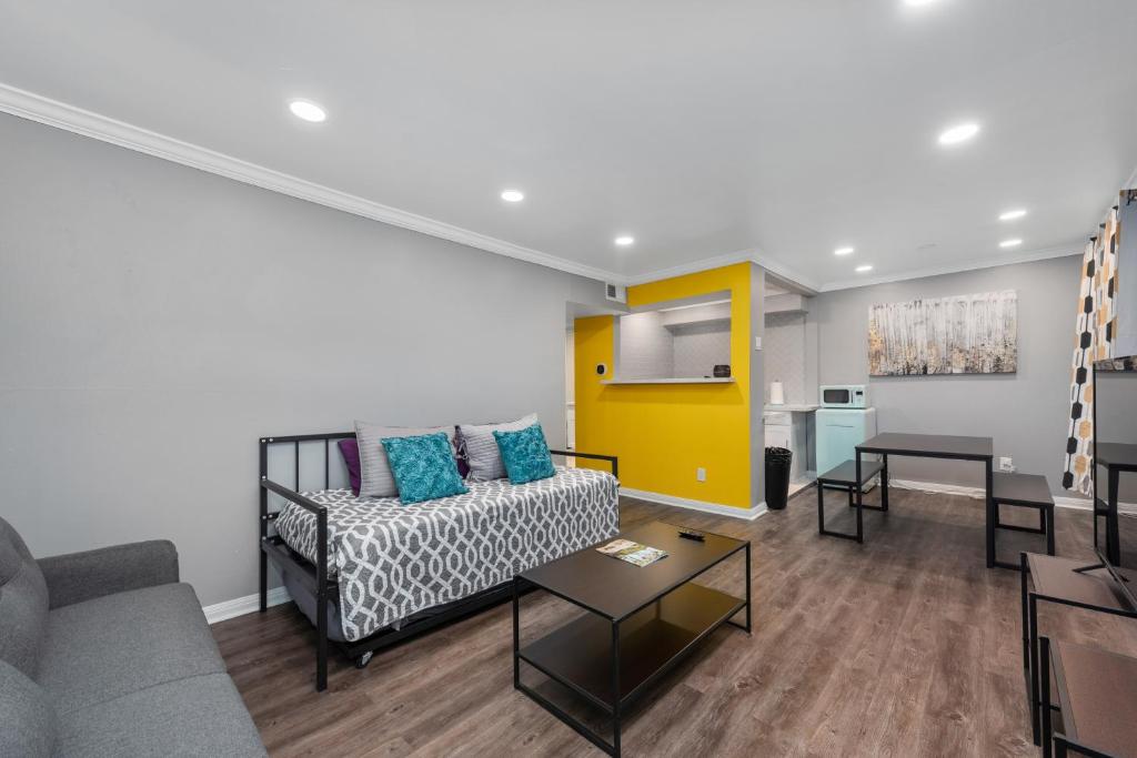休斯顿Montrose 1BR Apartment with Modern Vibes and Fast WiFi的带沙发和桌子的客厅