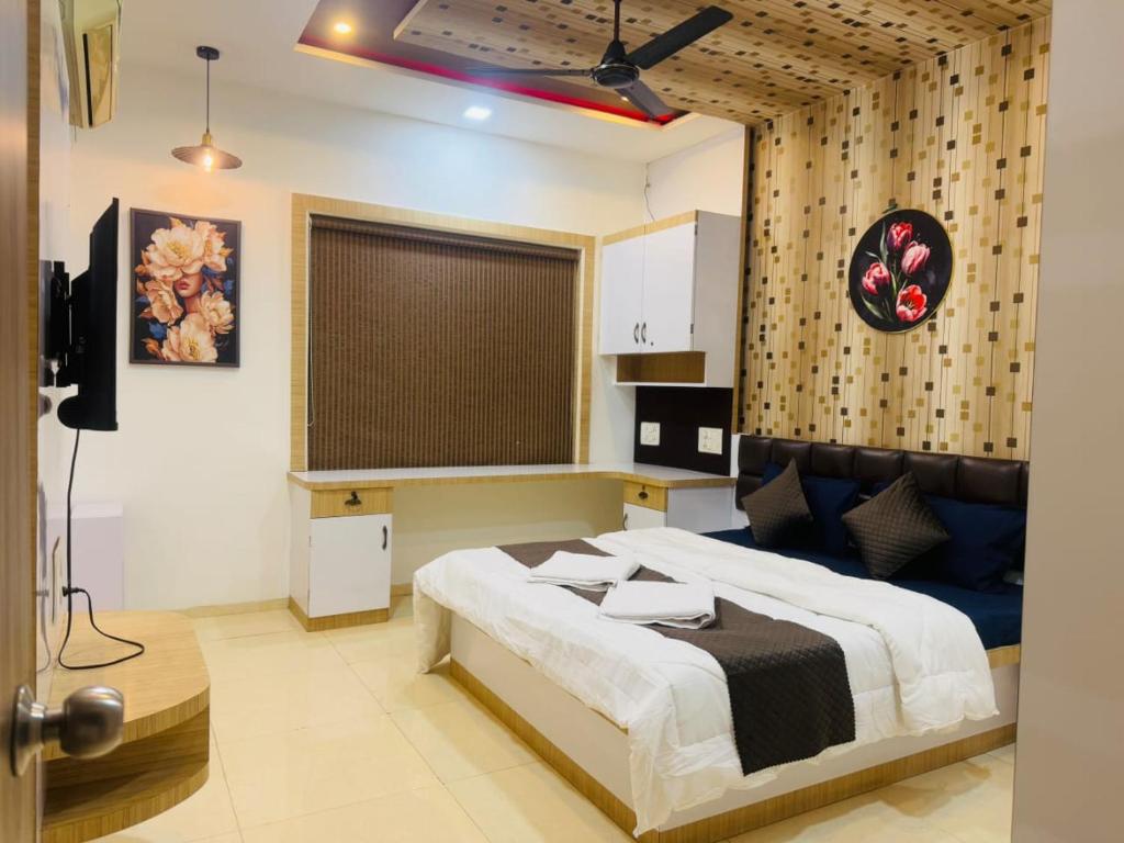 En eller flere senge i et værelse på The Royal Luxor 3Bhk Villa