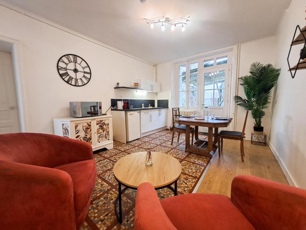 un salon avec deux canapés et une table dans l'établissement Le Mosaïque, proche gare, terrasse, parking privé, à Laval