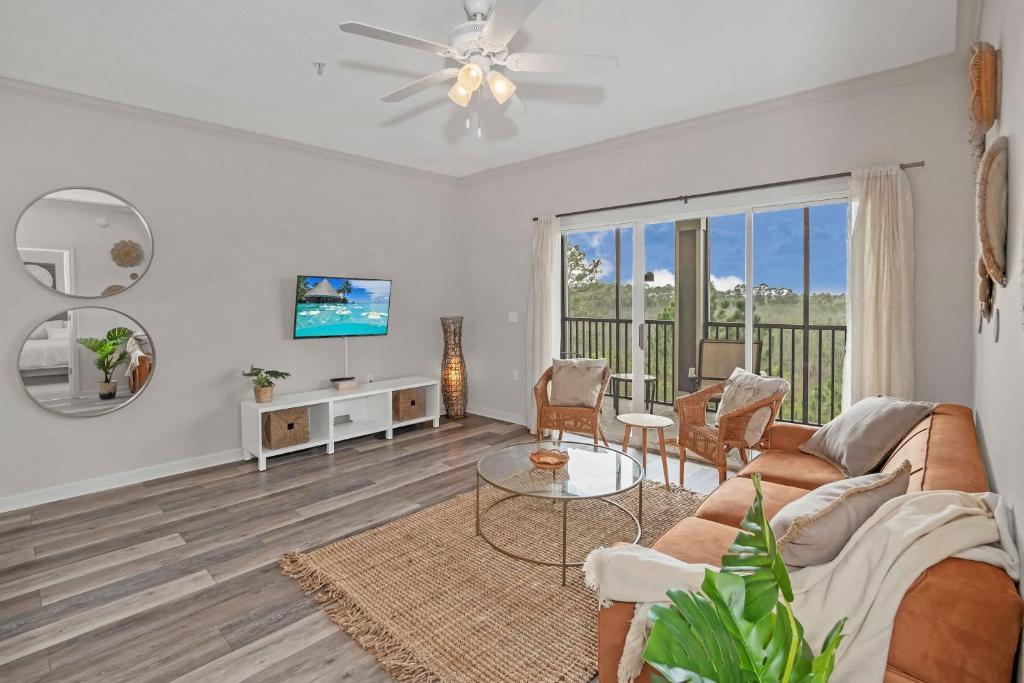 un salon avec un canapé et une table dans l'établissement -Relaxing 3BR Near Disney - Pool, à Orlando