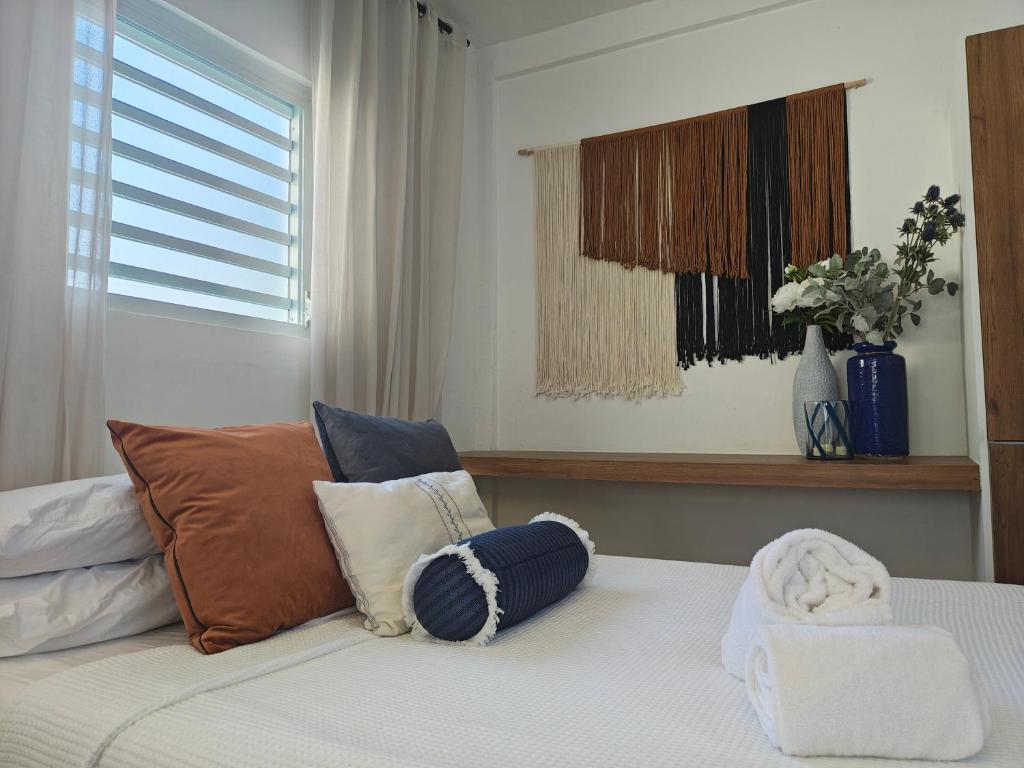 サンファンにあるPerfect Homebase Studio Near Beachのベッドルーム1室(枕付きのベッド1台、窓付)