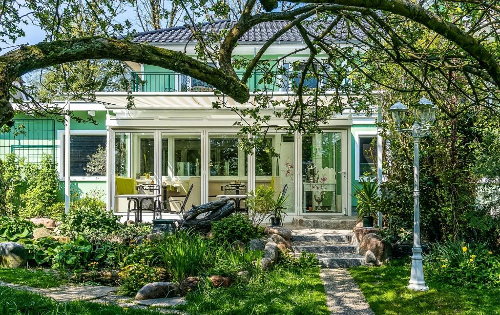 Garður fyrir utan Hotel Garni Inselparadies Zingst