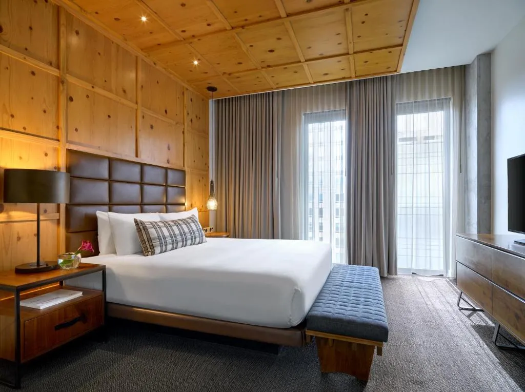 King Room with Mobility Accessible Roll-In Shower