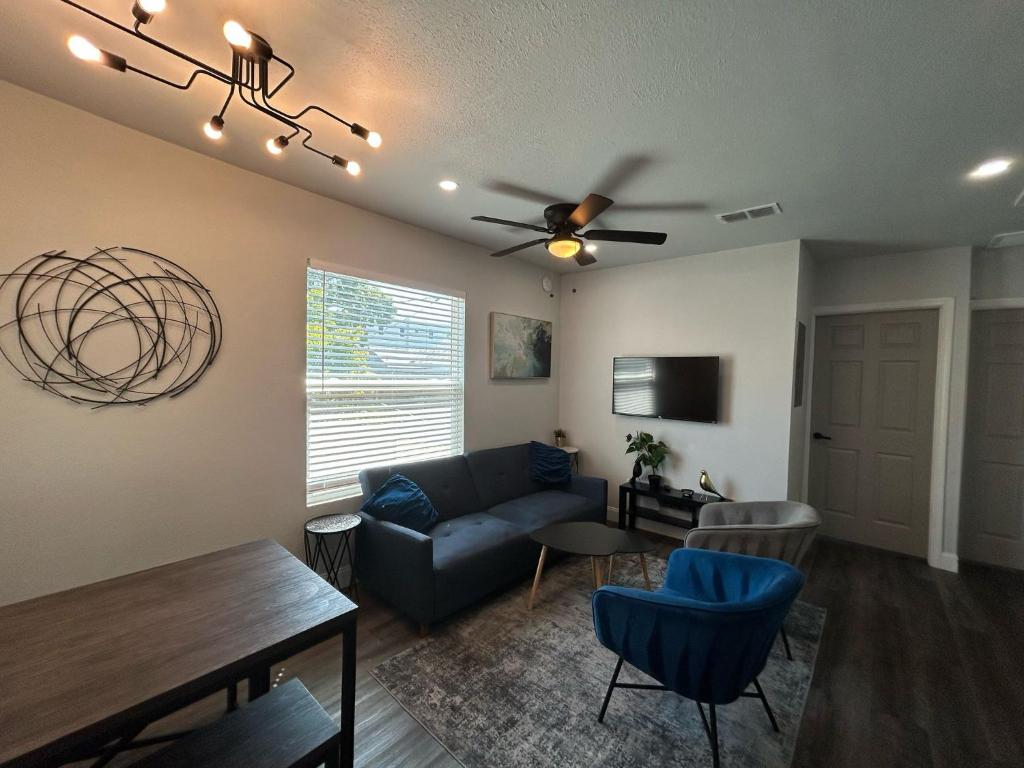 TV a/nebo společenská místnost v ubytování Serenity Bungalow Near Armature Works & Riverwalk