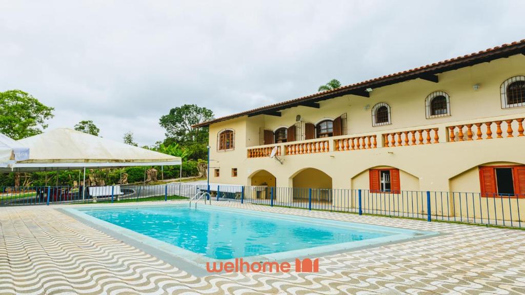 una piscina di fronte a un edificio di Chacara em Suzano com Piscina e Vista Incrivel a Suzano