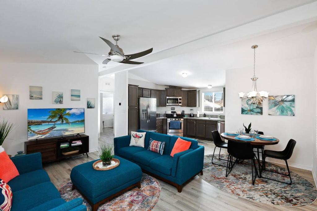 ein Wohnzimmer mit einem blauen Sofa und einem Tisch in der Unterkunft Disney Beaches Close Fire Pit Stadiums in Norwalk