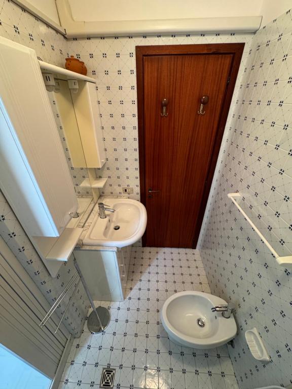 Ένα μπάνιο στο Apartment with stunning sea view - Wi-Fi, free parking, large terrace and comfort