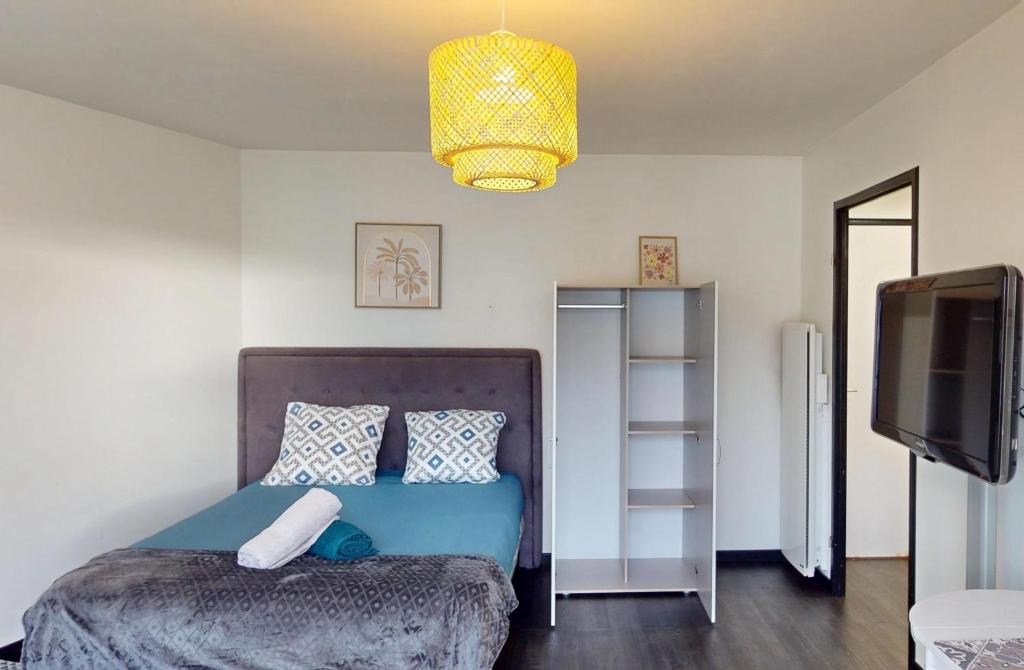 Postel nebo postele na pokoji v ubytování La perle de Bussy- Grand studio cosy -Parking-Balcon- Disneyland - Paris