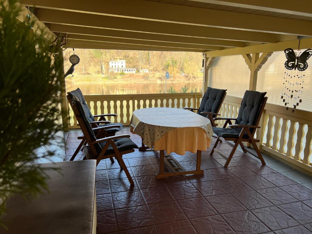 A balcony or terrace at Ferienhaus am Elberadweg mit Sauna & Kamin - Natur, Erholung & S-Bahn-Anbindung - Saxon Oase