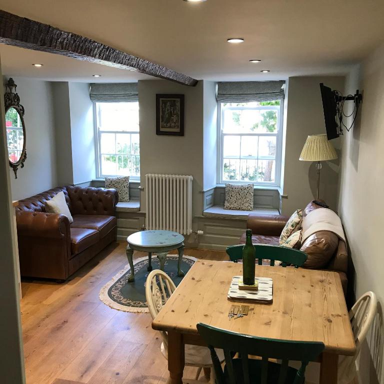 Monmouth House Apartments, Lyme Regis Old Town, dog friendly, parking - 