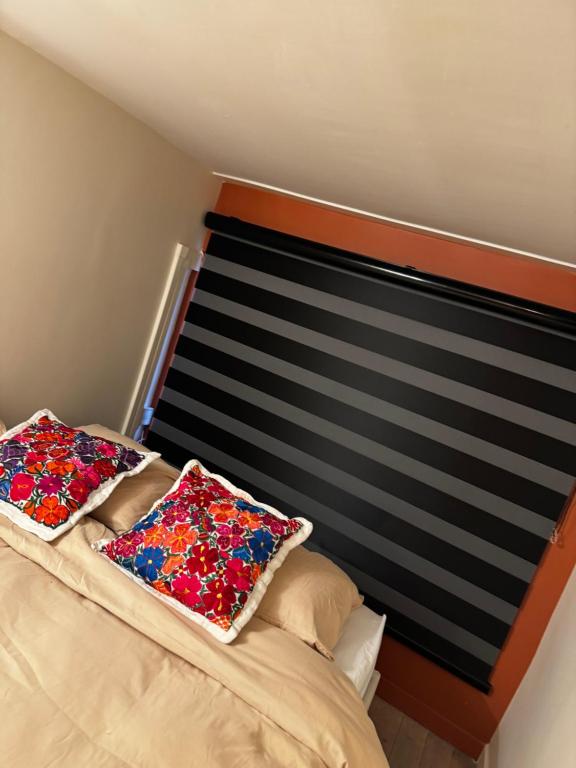 - 2 oreillers installés sur un lit dans une chambre dans l'établissement La Casa Cosy Duplex centre ville, à Lyon