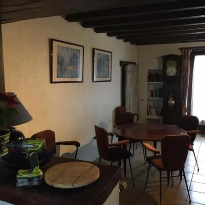 un salon avec une table et des chaises dans l'établissement maison chaleureuse, à Épiais