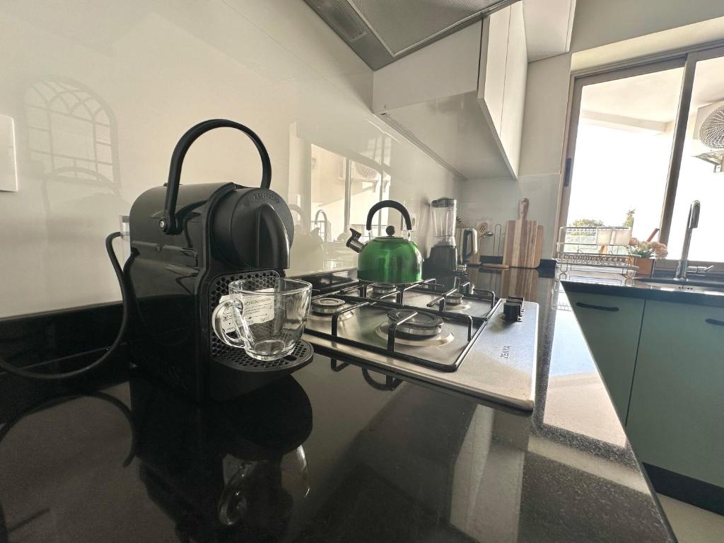 Appartement vue océan的厨房或小厨房