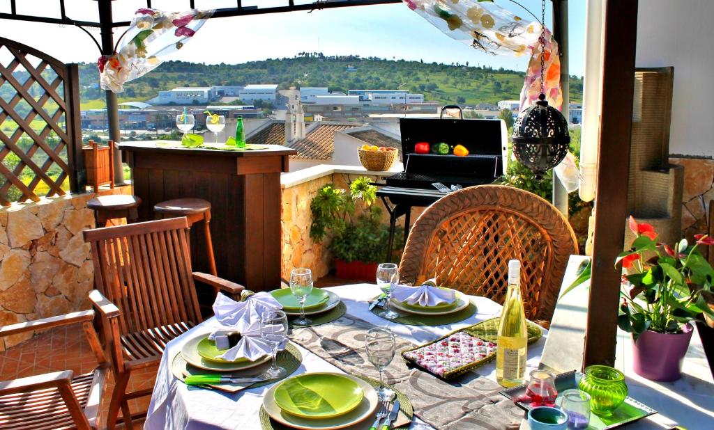 stół z talerzami jedzenia na balkonie z pianinem w obiekcie Casa Encosta do Sol w Lagosie
