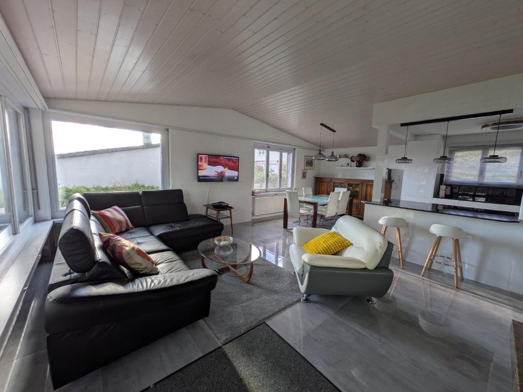 TV a/nebo společenská místnost v ubytování Renovated Villa with HotTub