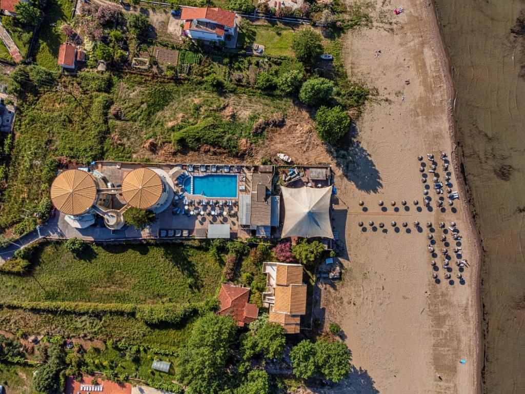 Bazén v ubytování Island Kavos nebo v jeho okolí