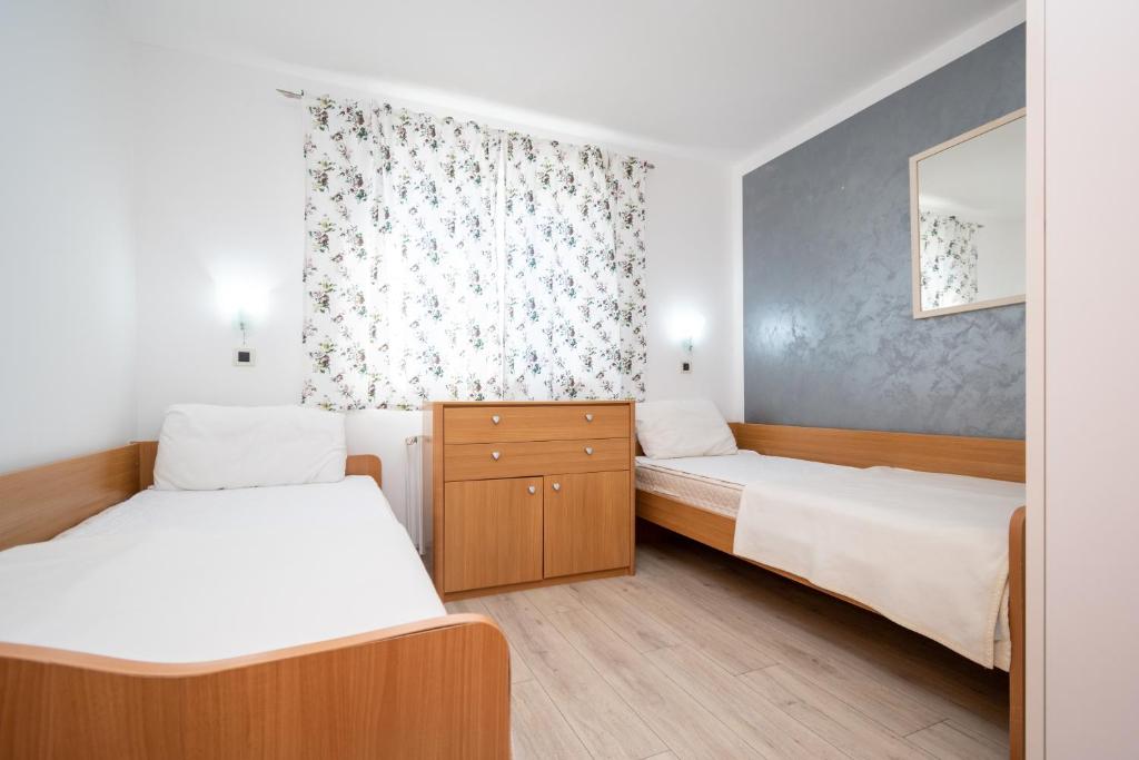 Łóżko lub łóżka w pokoju w obiekcie Apartments by the sea Petrcane, Zadar - 3274