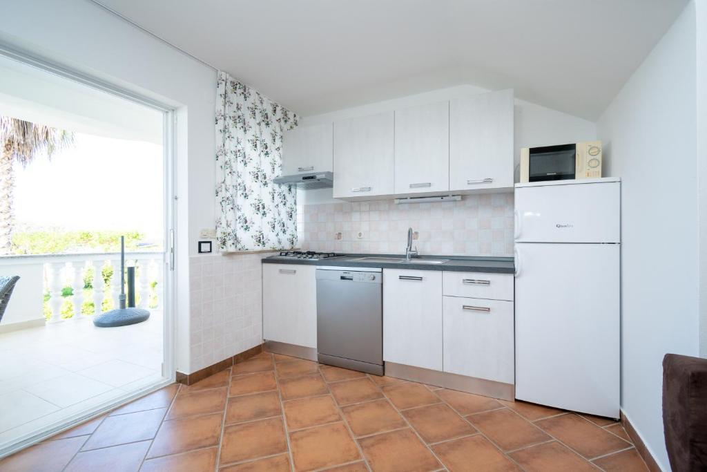 Kuchnia lub aneks kuchenny w obiekcie Apartments by the sea Petrcane, Zadar - 3274