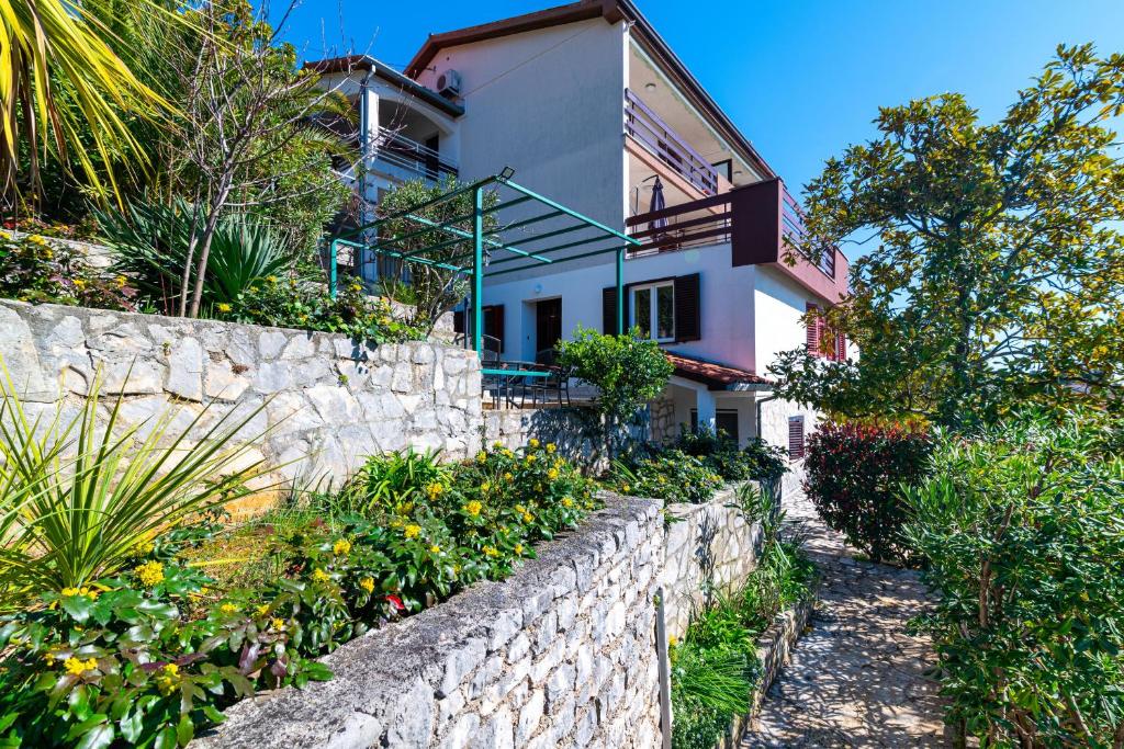 Ogród w obiekcie Apartments with parking spaces Rabac, Labin - 7622