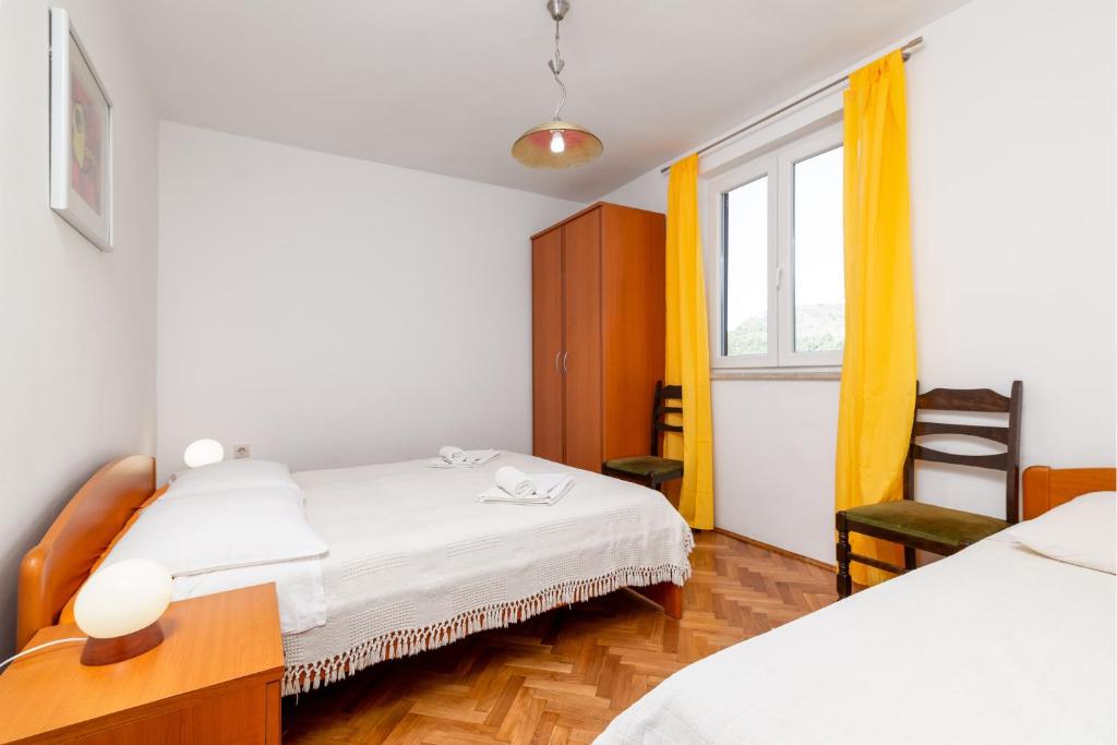 Łóżko lub łóżka w pokoju w obiekcie Apartments with parking spaces Rabac, Labin - 7622