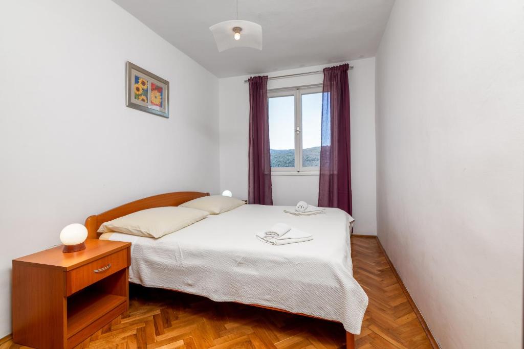 Łóżko lub łóżka w pokoju w obiekcie Apartments with parking spaces Rabac, Labin - 7622