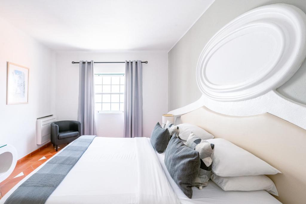 Кровать или кровати в номере Baluarte da Vila Apartments
