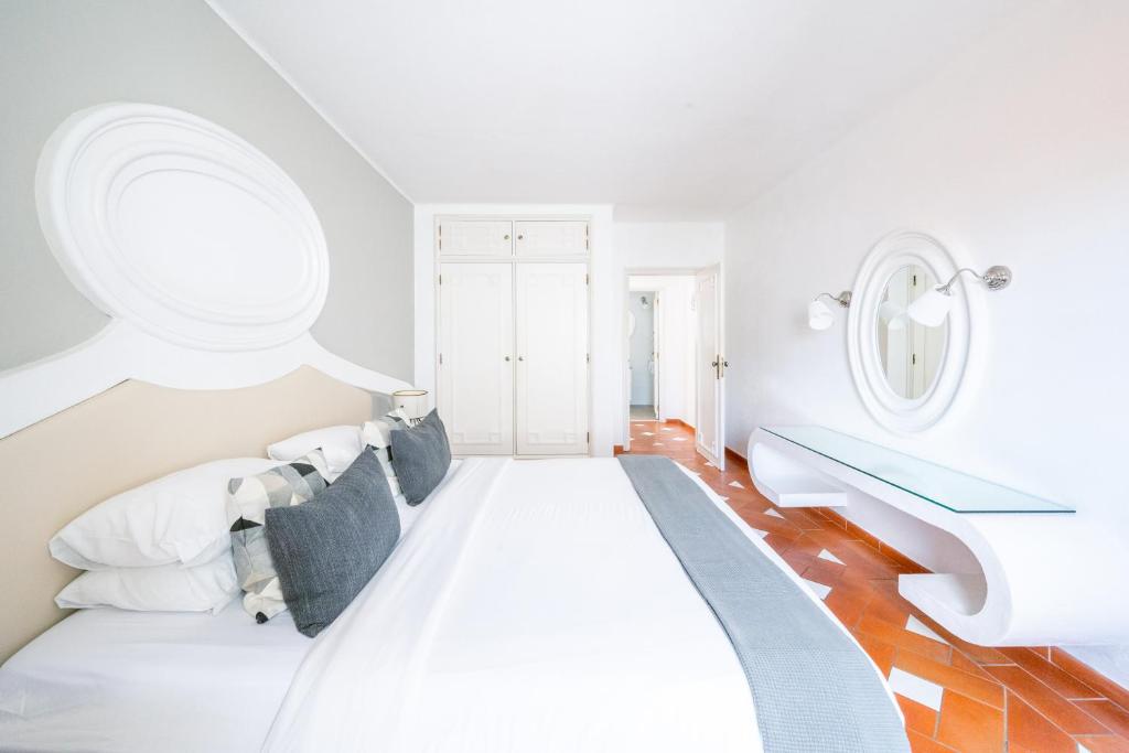 Кровать или кровати в номере Baluarte da Vila Apartments