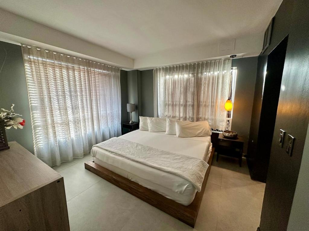 Ένα ή περισσότερα κρεβάτια σε δωμάτιο στο South Beach Breeze Stays