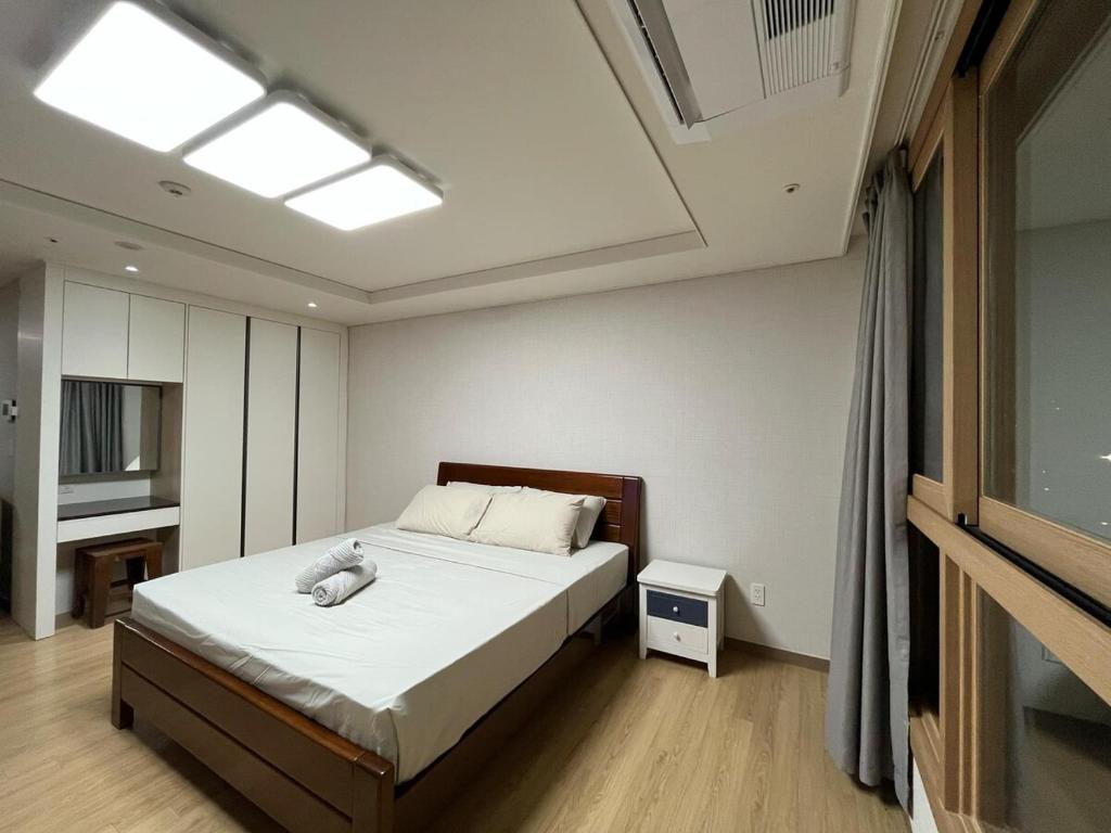 Una cama o camas en una habitación de Deluxe Studio in Clark facing Lake with Kitchenette