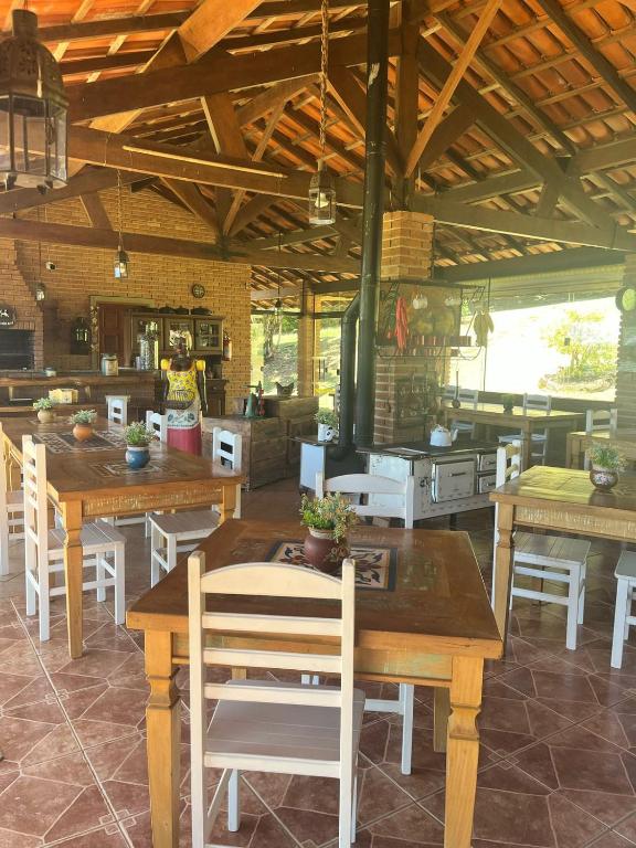 Restaurace v ubytování Chalé Represa Varanda do Sol Joanópolis