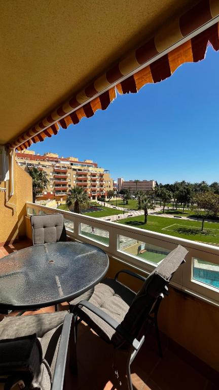 balcón con mesa y sillas y vistas a un edificio en Mar de Aguadulce AC, en Roquetas de Mar