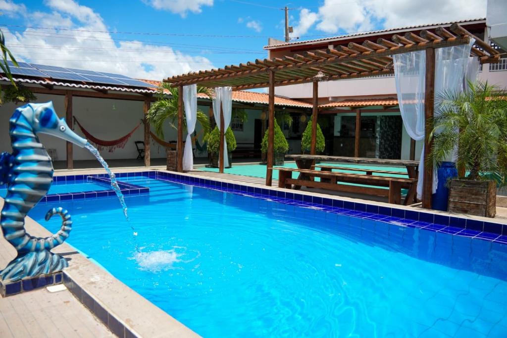 een zwembad met een fontein bij Espaço d Lurdes in Piranhas