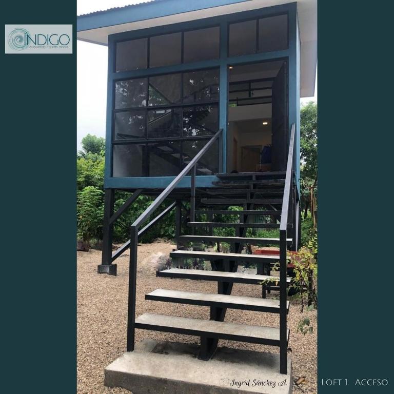 a building with stairs in front of a building at Hermoso apartamento tipo loft in Nicoya