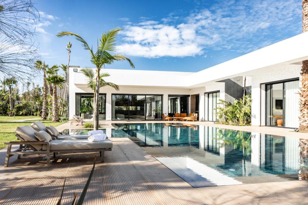 une vue extérieure d'une maison avec piscine dans l'établissement Villa l'Hermitage, à Oulad Mbark
